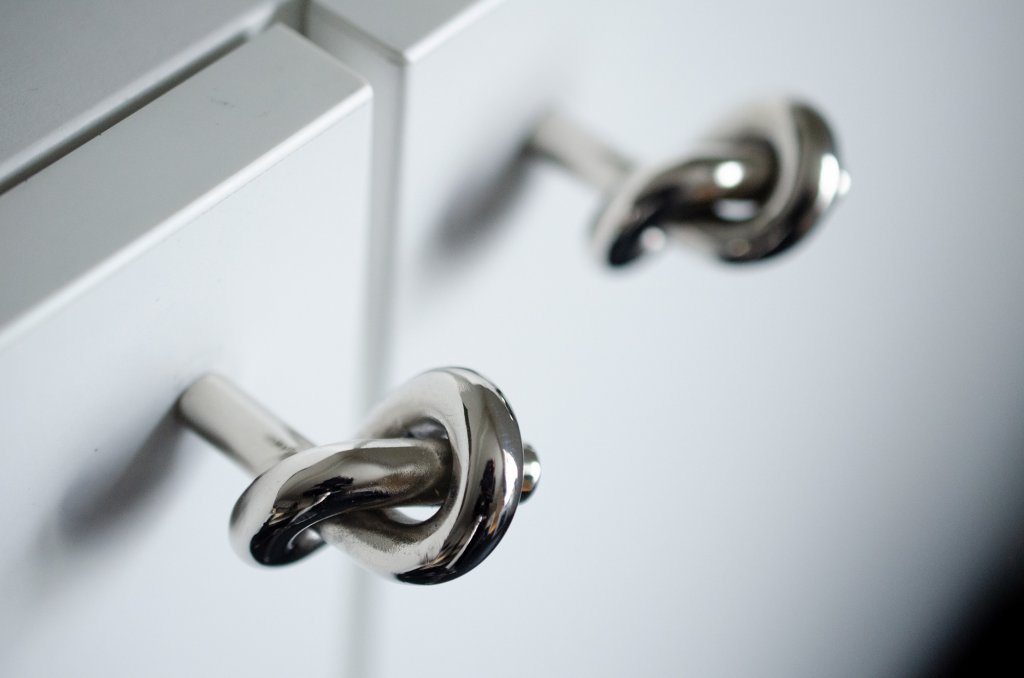 Nickel "Knot" Cabinet Knob and Hook - Euro • Knobs